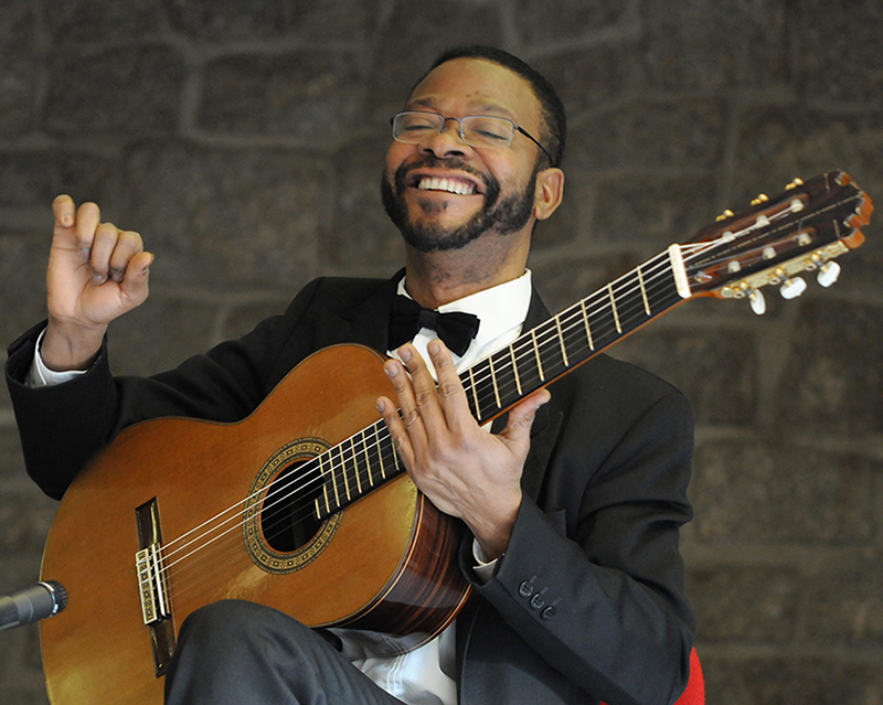 Le guitariste Amos Coulanges