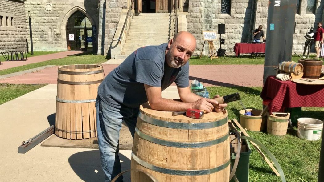 Réal Beaudin et un tonneau