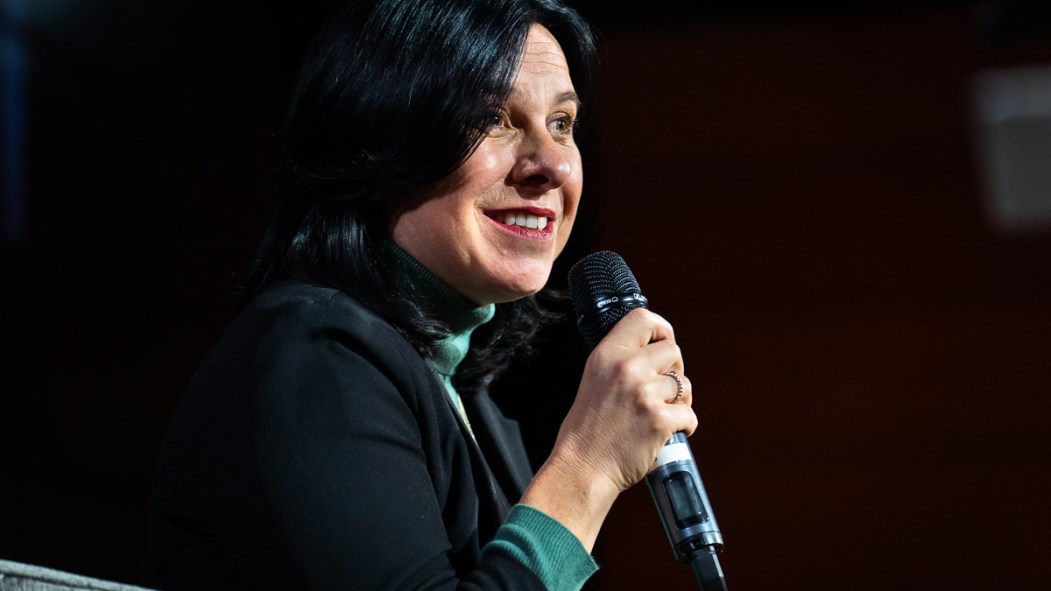 Valérie Plante, mairiesse de Montréal tient un microphone dans le cadre d'un débat portant sur la culture