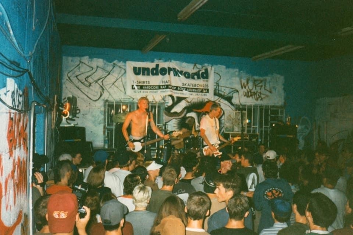 Le groupe de musique punk Blink-182 en concert à la boutique Underworld dans les années 1990.