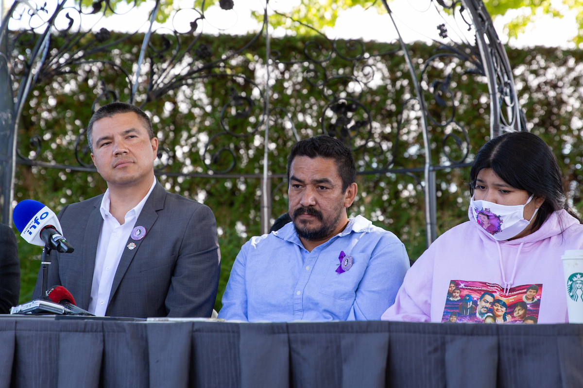 Constant Awashish, grand chef de la Nation atikamekw, Carol Dubé, conjoint de Joyce Echaquan, et Marie Wasianna Echaquan Dubé, fille de Joyce Echaquan, assis derrière une table lors d'un point de presse sur le rapport de la coroner Géhane Kamel.