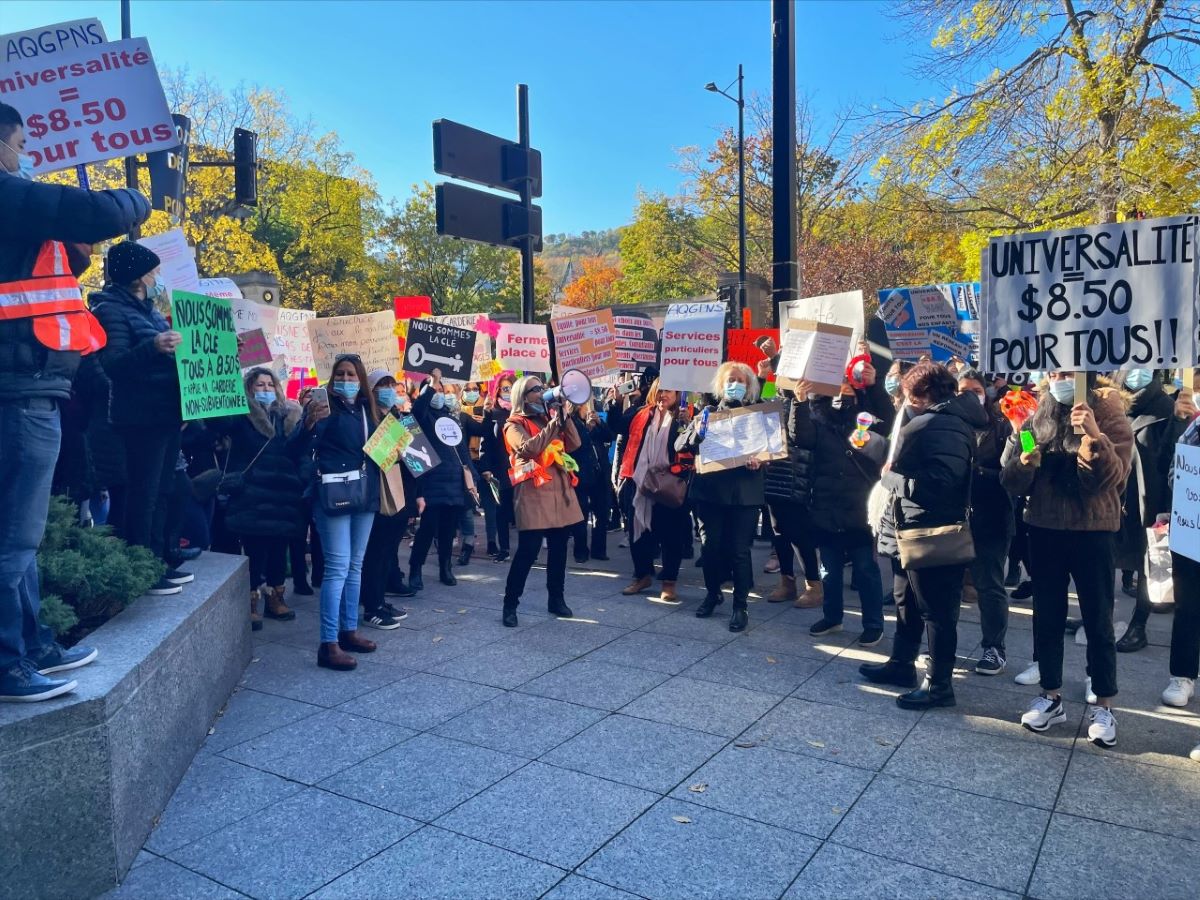 Des propriétaires et employées de garderies privées non subventionnées manifestent à Montréal