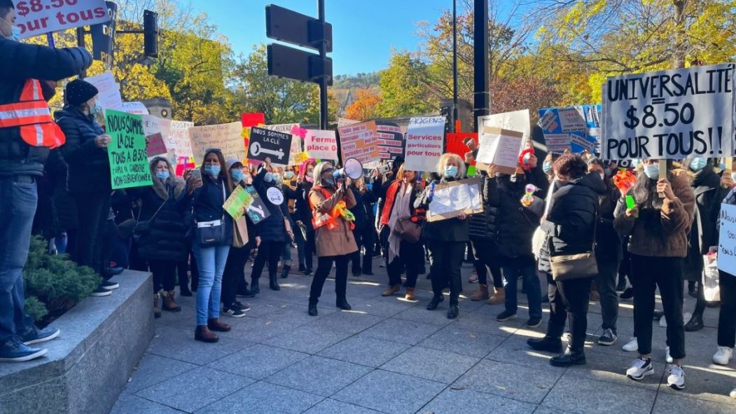 Des propriétaires et employées de garderies privées non subventionnées manifestent à Montréal