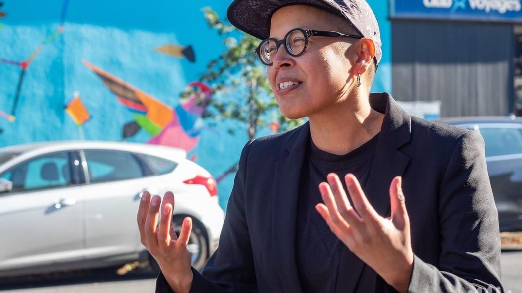 Le 28 octobre dernier, l’artiste ojibwée Dee Barsy inaugurait la murale Mizhakwad (Le ciel est clair) dans le quartier Villeray.