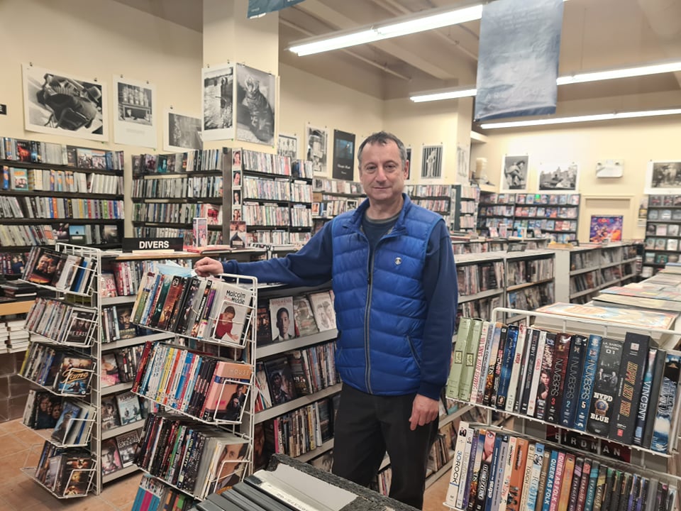 Le propriétaire Luc Major dans son vidéoclub sur l'avenue Mont-Royal