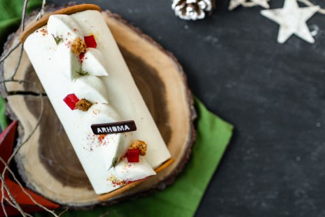La bûche de Noël gadelles, citrons et pousses de sapin d'Arhoma.