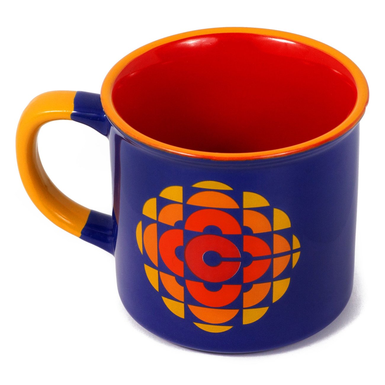 La tasse en céramique bleue et orange avec le logo rétro Radio-Canada de Main and Local.