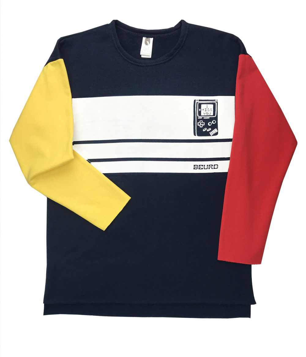 L’oversized sweatshirt « i miss you » de Vêtements Beurd. On peut y voir un petit gameboy qui dit «je te manque», en anglais.