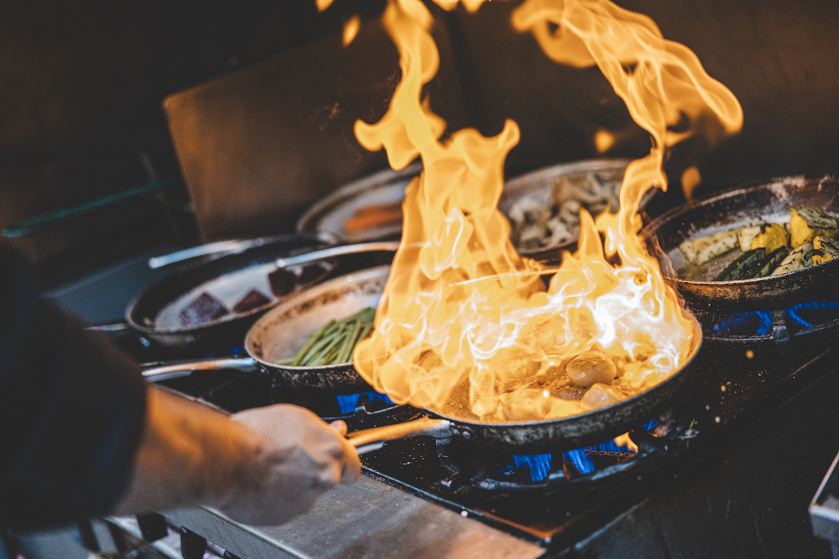 Le feu est central dans la cuisine autochtone.