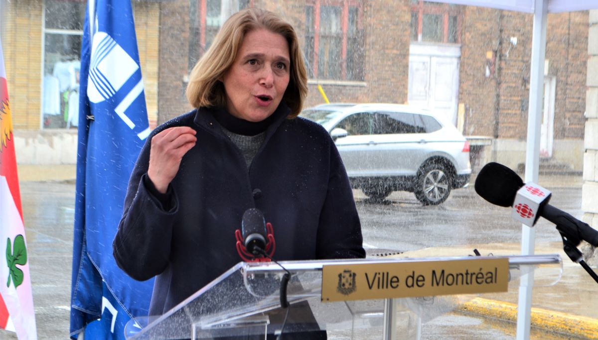 La mairesse de Lachine, Maja Vodanovic, lors d'un point de presse sur la rue Notre-Dame.