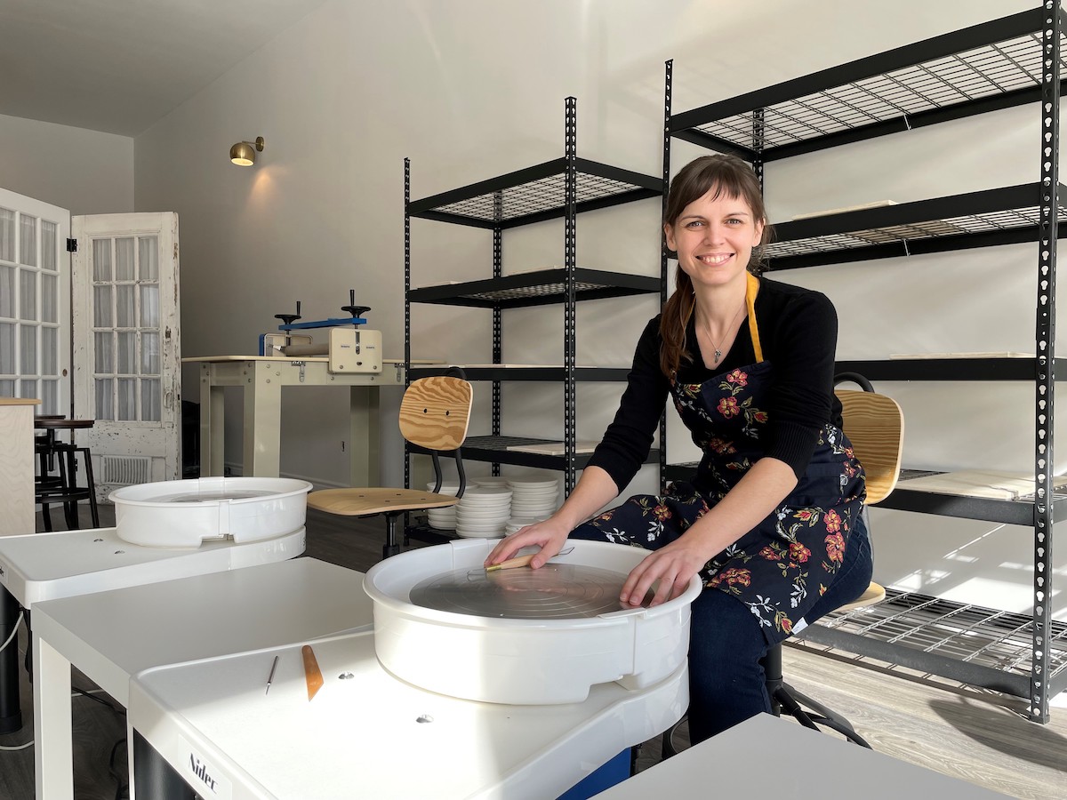 Stéphanie Fauteux dans son atelier de céramiste