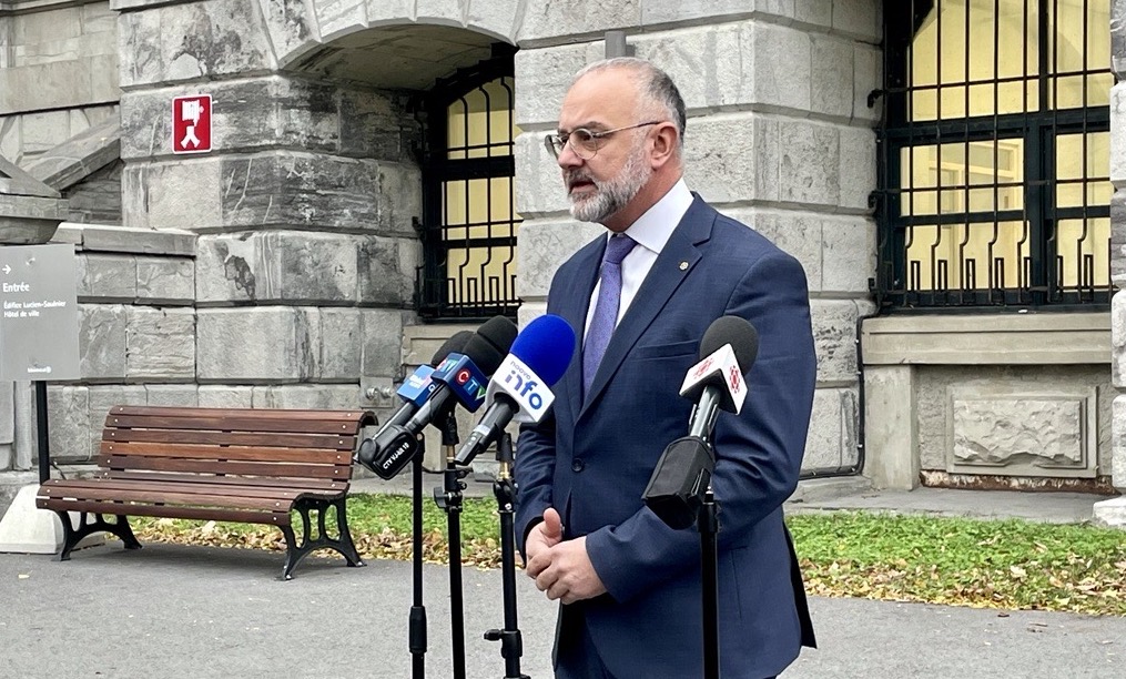 Aref Salem devant l'hôtel de ville de Montréal lors de sa présentation comme chef intérimaire d'Ensemble Montréal.