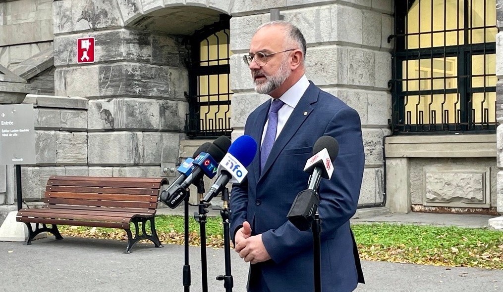 Aref Salem devant l'hôtel de ville de Montréal lors de sa présentation comme chef intérimaire d'Ensemble Montréal.