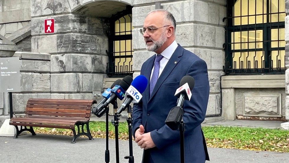 Aref Salem devant l'hôtel de ville de Montréal lors de sa présentation comme chef intérimaire d'Ensemble Montréal.