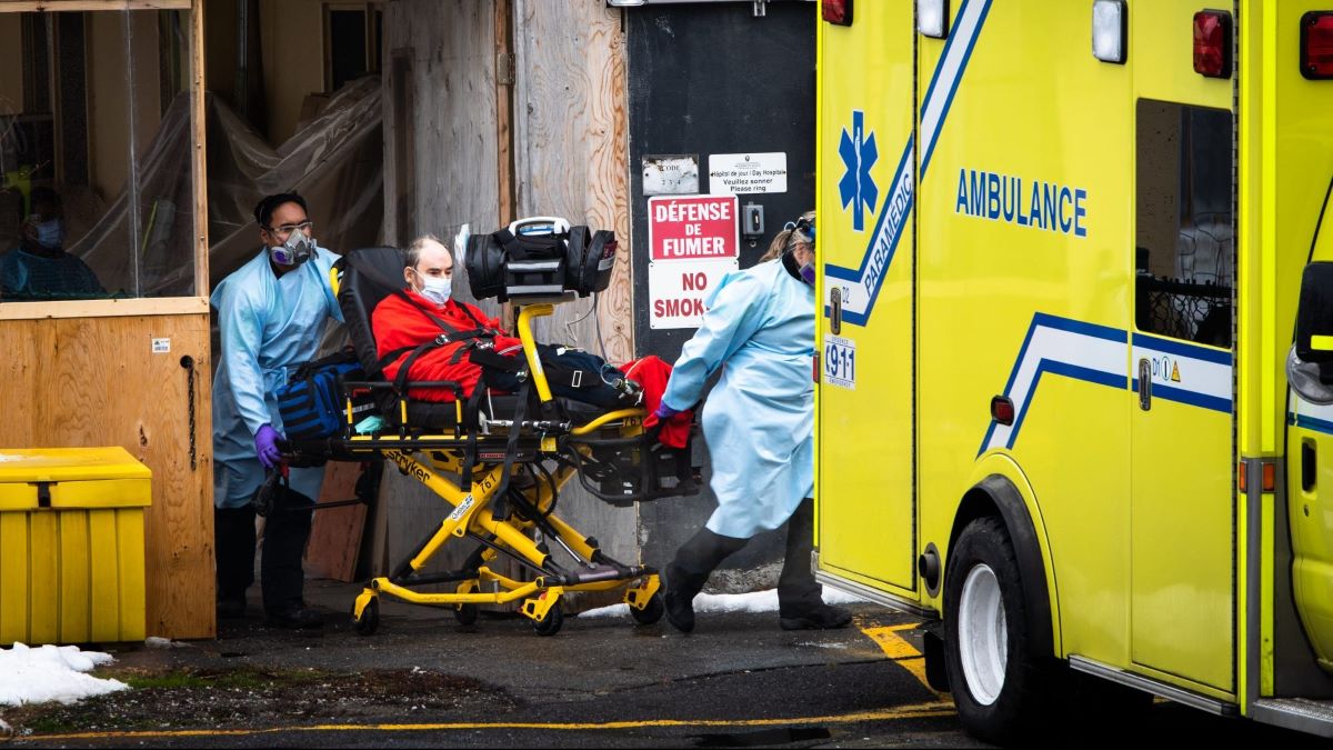 Un résident du CHSLD Maimonides, à MMontréal, est placé dans une ambulance.