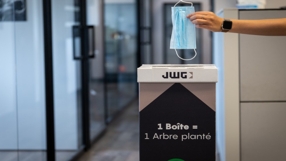 Une boîte de recyclage pour masque jetable.