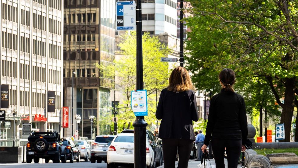 Des travailleurs passants sur la rue Sherbrooke au centre ville