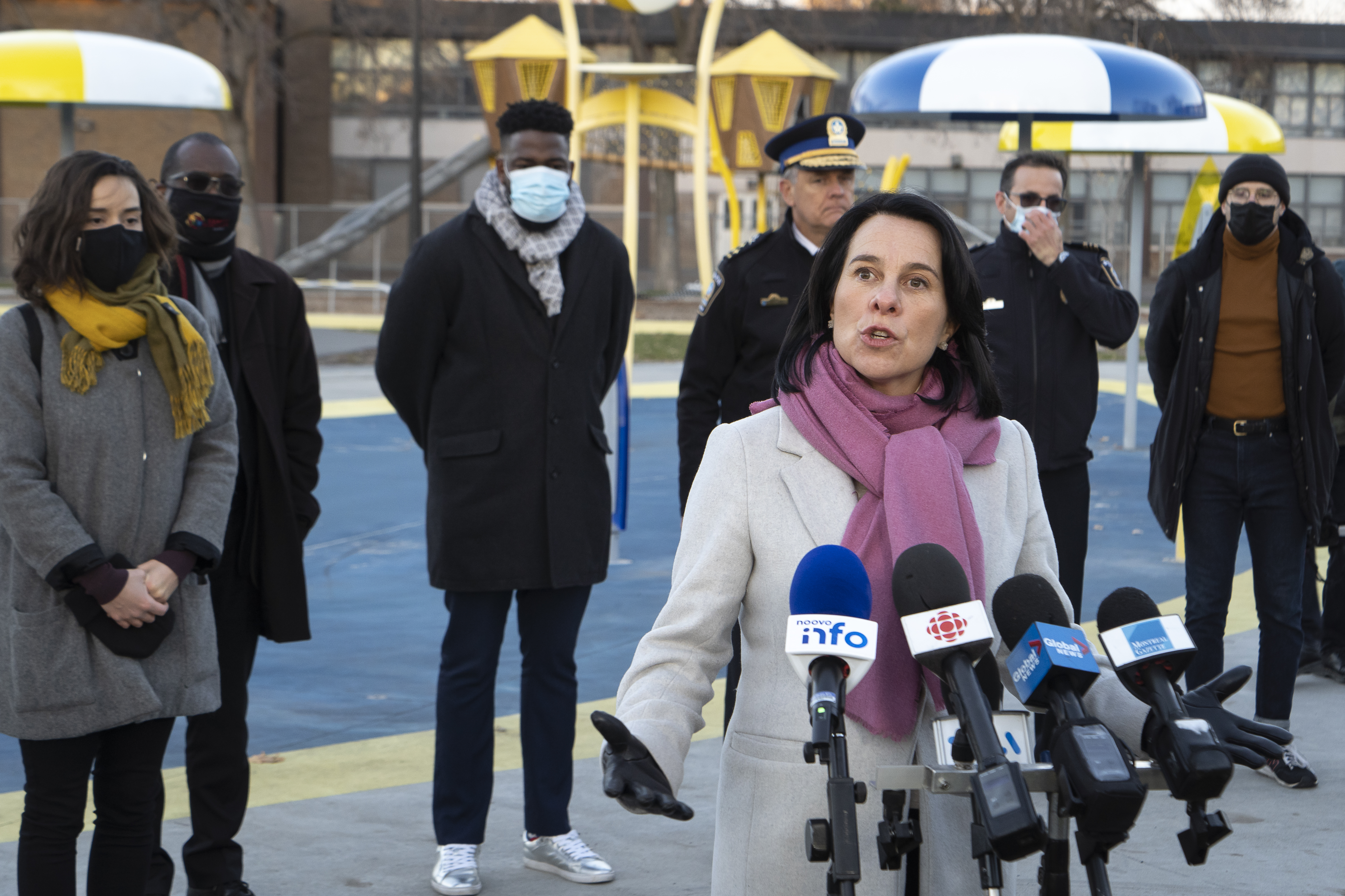 La mairesse de Montréal, Valérie Plante, et le directeur du SPVM, Sylvain Caron, lors d'un événement à la mémoire de Thomas Trudel, en novembre 2021.