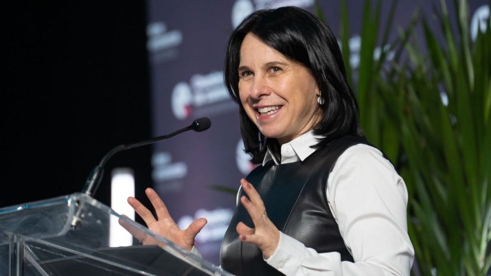 Valérie Plante, mairesse de Montréal, devant un lutrin pendant un discours