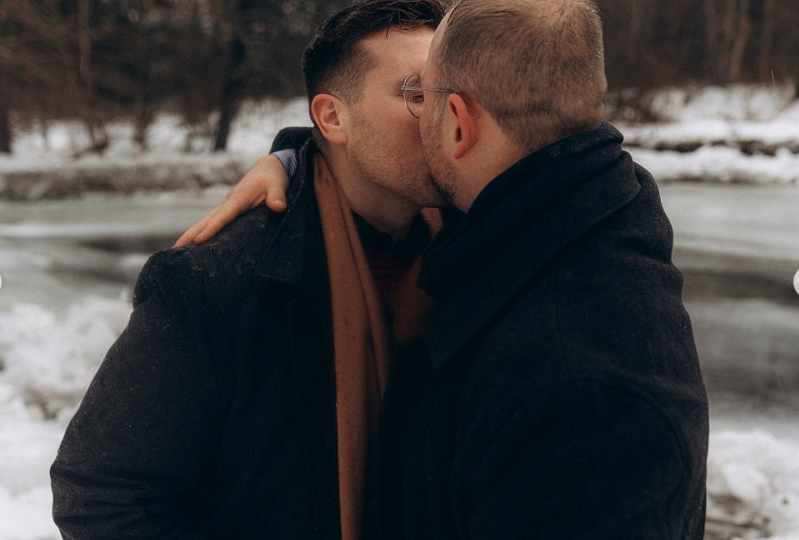 Alex Berthiaume et David Desmarais de l'Amour et dans le pré se sont fiancés sur le bord d'une belle rivière.