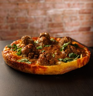 La pizza aux boulettes des Fêtes de Danny St Pierre