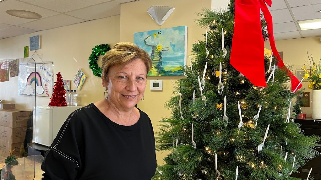 Brunida Reyes devant le sapin des Fourchettes de l'espoir