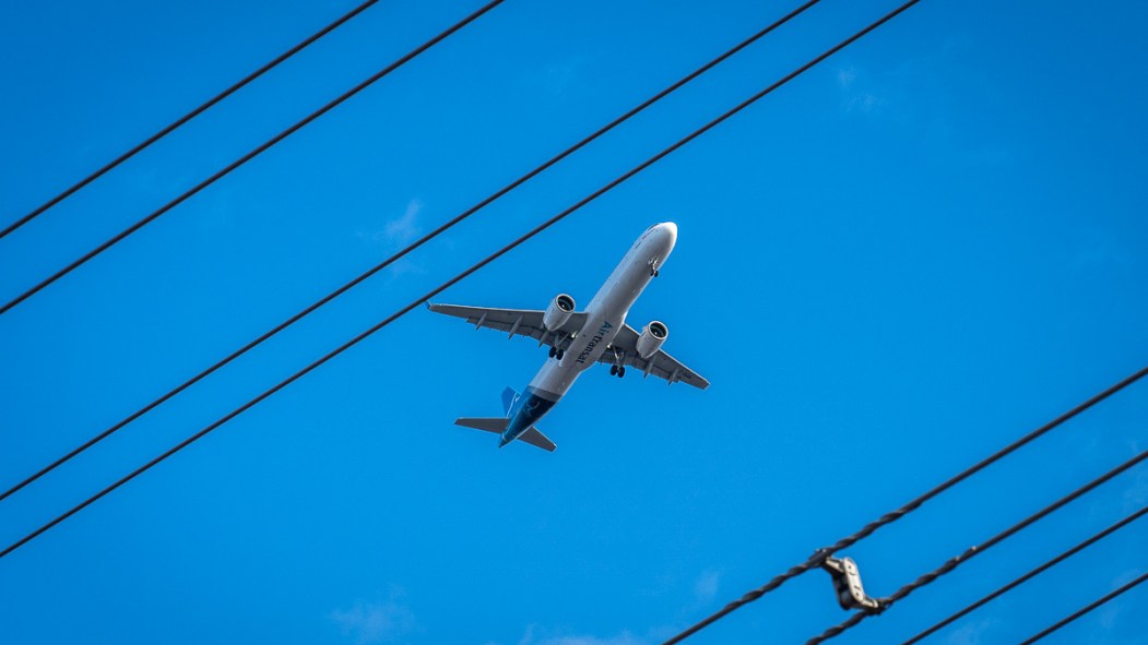 Un avion dans le ciel