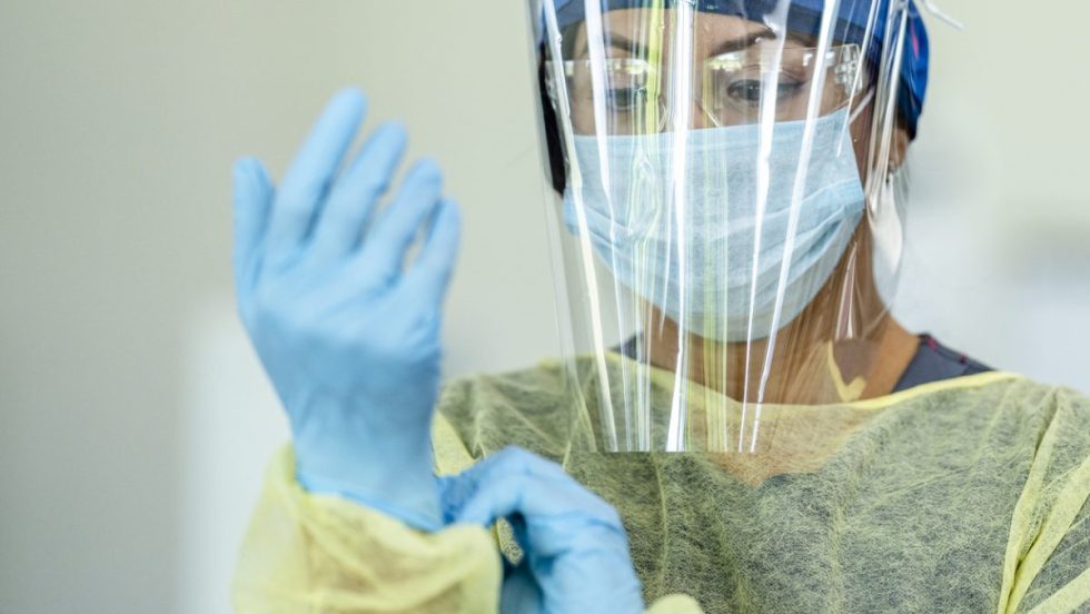 docteur femme qui se met de la protection contre le covid-19