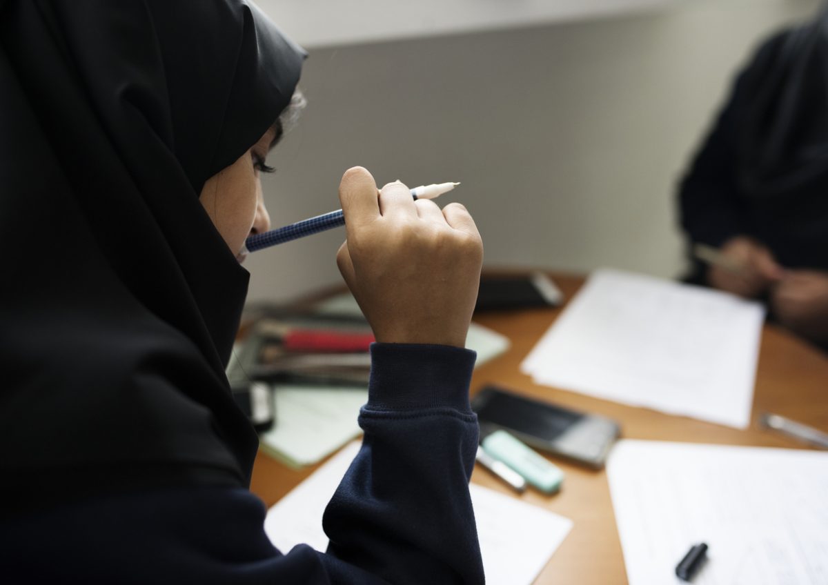 femme portant le foulard en train d'étudier pour un cours