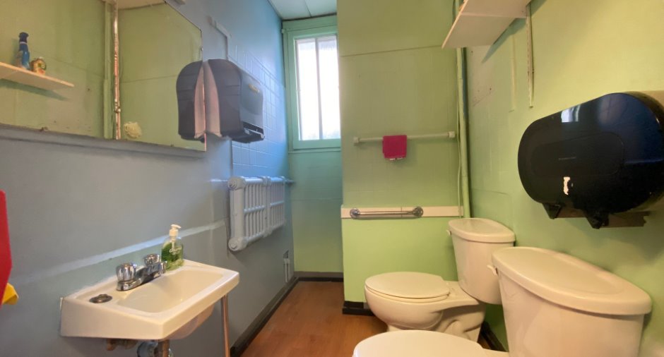 La salle de bain d'un triplex à vendre dans Villeray.