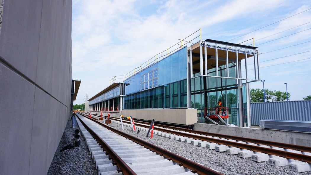 Les rails sont installés à la station Du Ruisseau