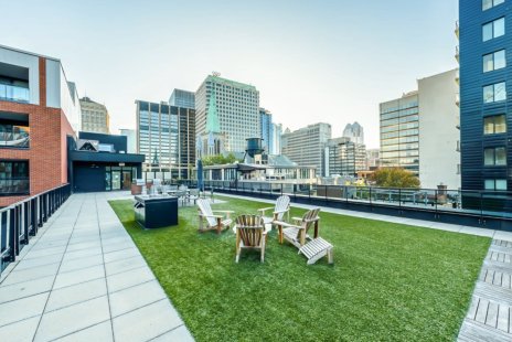 Une terrasse dans un condo style loft urbain à Ville-Marie.