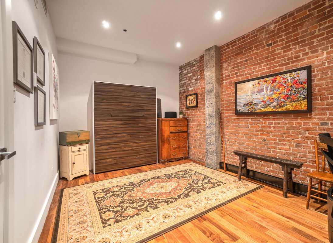 Une chambre à coucher dans un condo à vendre à Ville-Marie