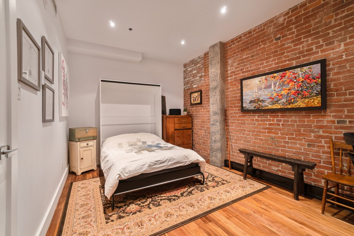 Une chambre à coucher dans un condo à vendre à Ville-Marie.
