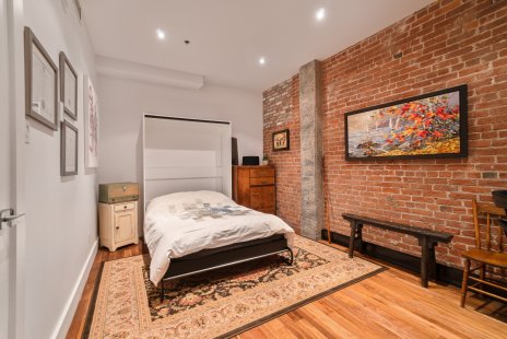Une chambre à coucher dans un condo à vendre à Ville-Marie.