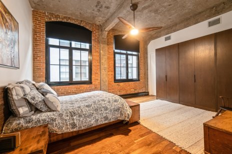 La chambre principale d'un condo à vendre dans Ville-Marie.