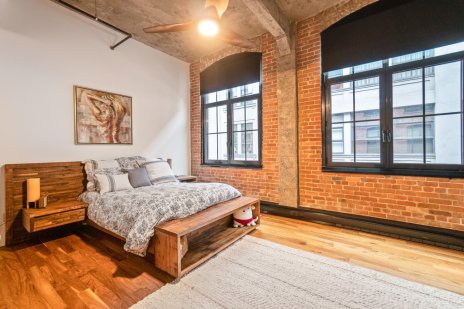 Une chambre principale dans un condo.