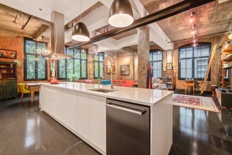 Une vue d'une cuisine d'un condo luxueux à Montréal.