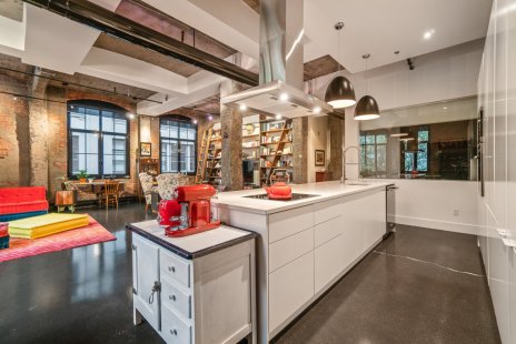 Une cuisine luxueuse vue de côté dans un condo.