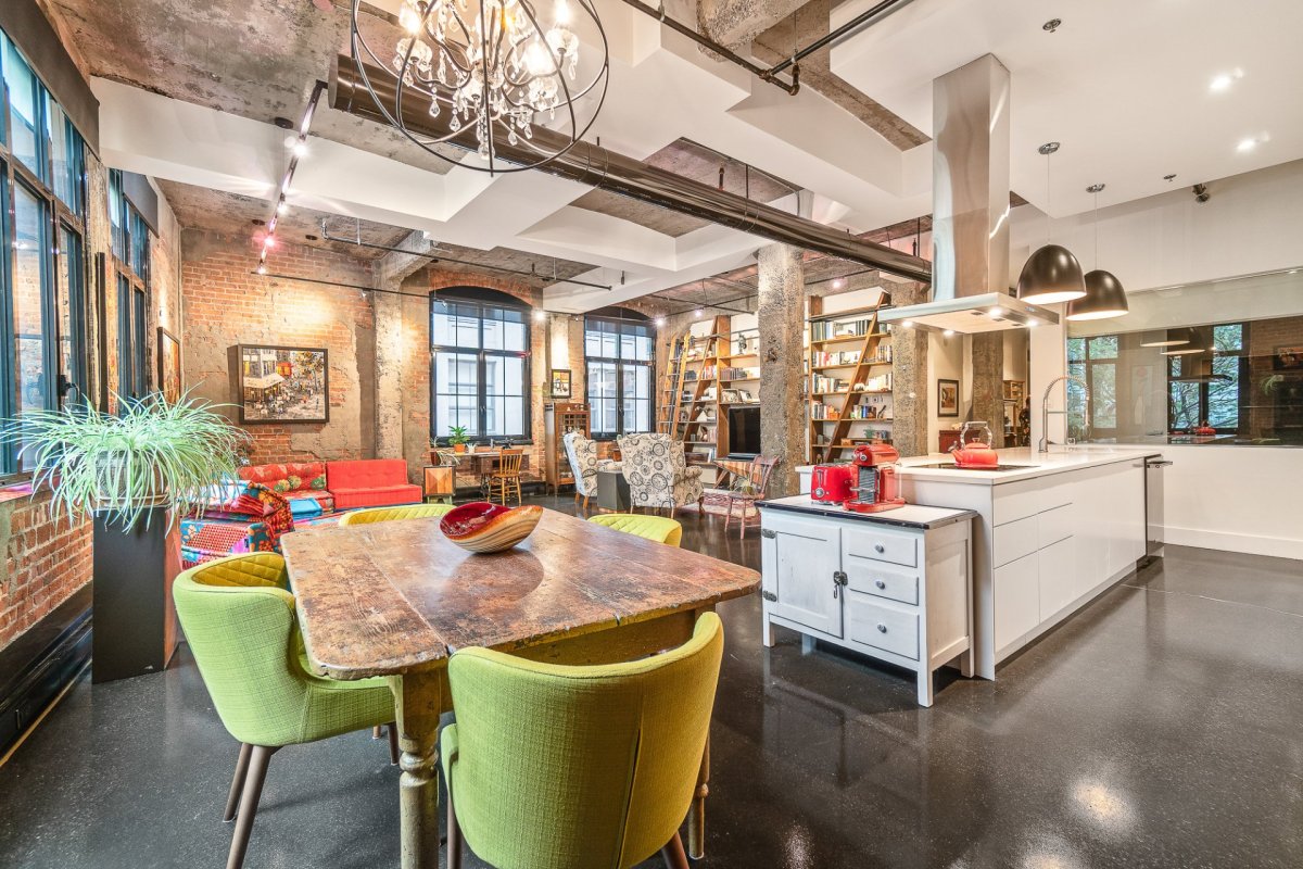 Une salle à manger d'un condo style loft urbain, à Ville-Marie.