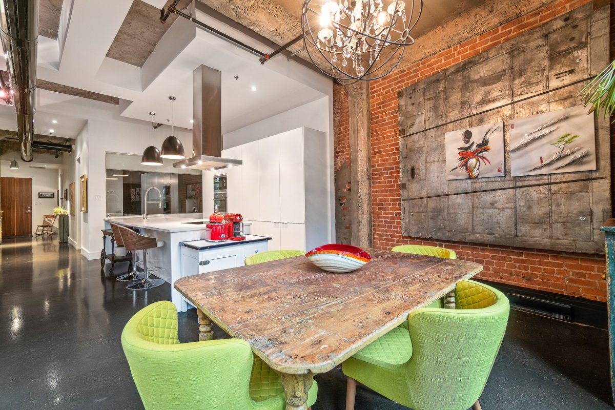 La salle à manger d'un condo style loft urbain, à Ville-Marie.