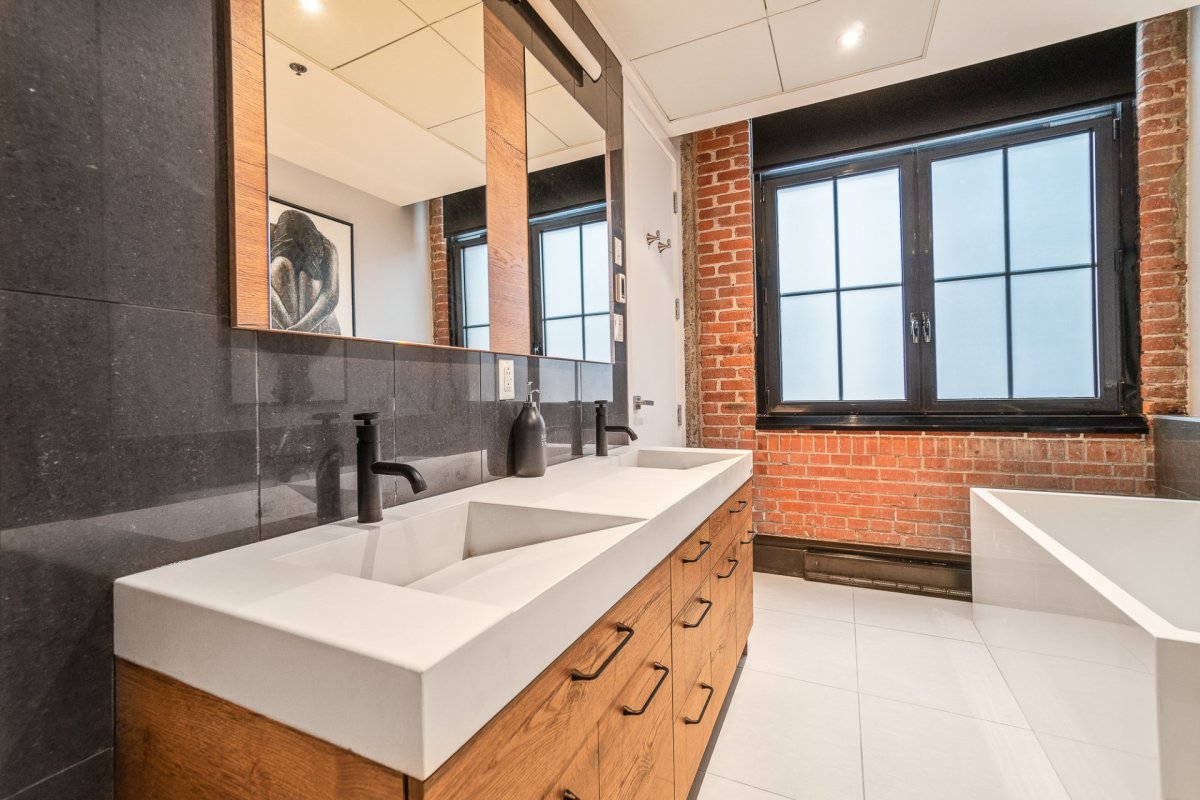 Une salle de bain urbaine et moderne dans un condo luxueu, à Ville-Marie.