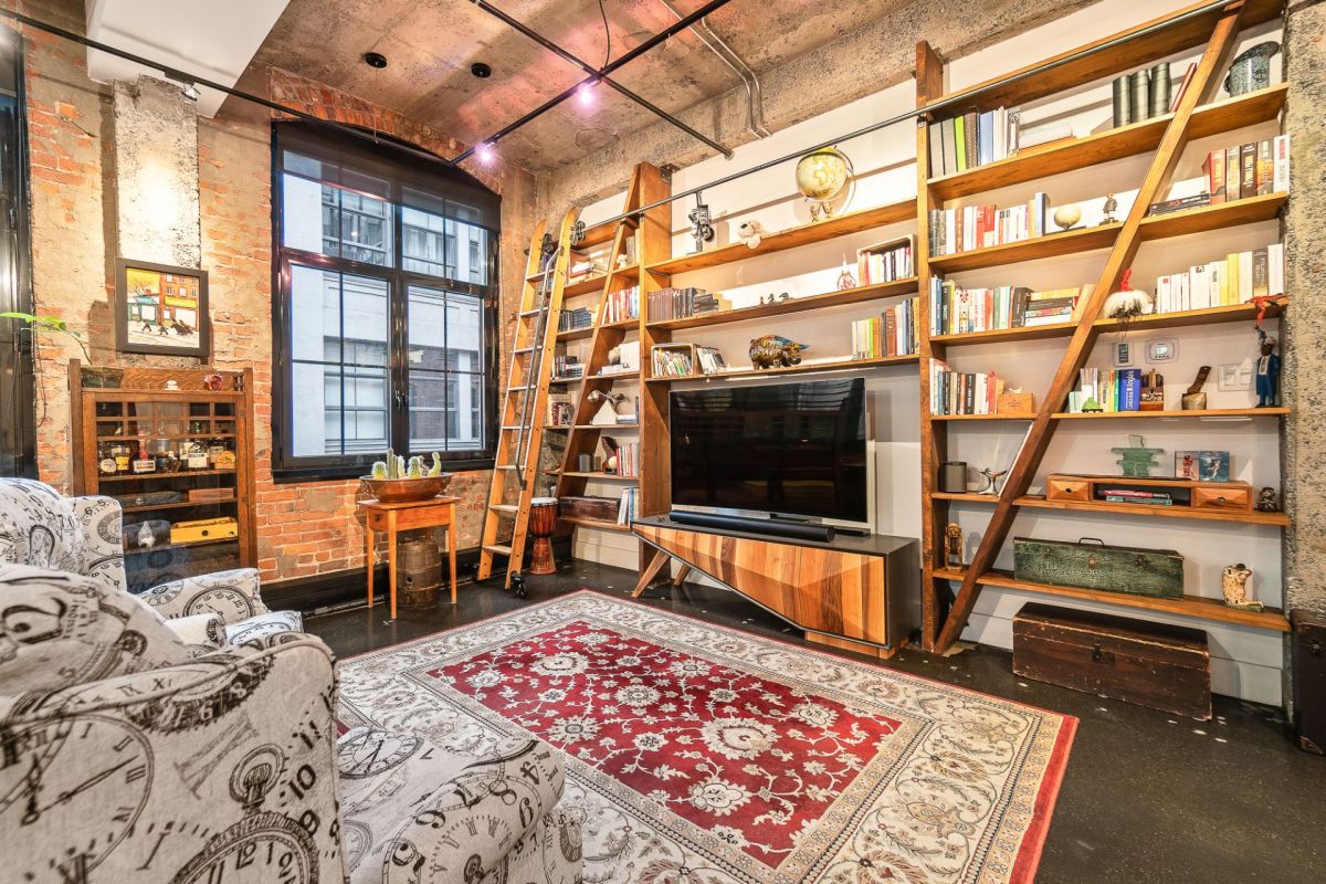 Le salon d'un condo style urbain et loft, à Ville-Marie.