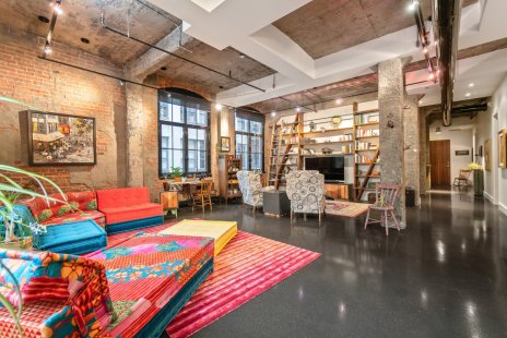Une vue d'ensemble du salon d'un condo luxueux style loft et urbain, à Ville-Marie.