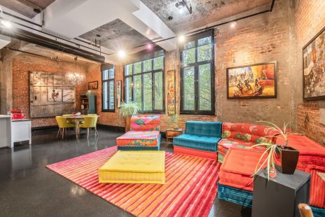 Un salon luxueux d'un condo style loft urbain à Ville-Marie.