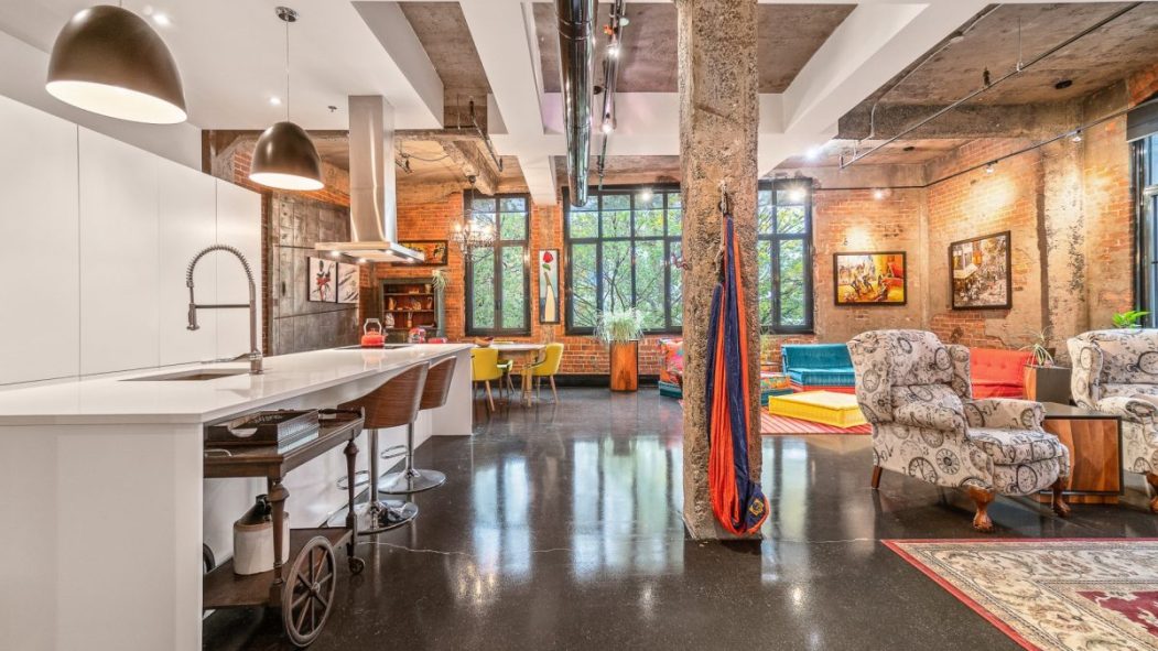 Une vue d'ensemble d'un condo luxueux style loft urbain à Ville Marie.