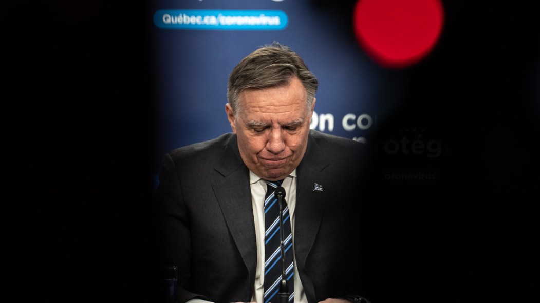 Le premier ministre François Legault encadré par des zones d'ombres lors d'un point de presse sur la covid-19