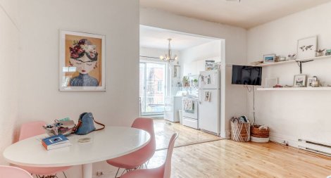 La salle d'un des logements d'un triplex à vendre à Villeray.