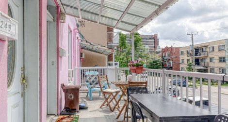 Le balcon d'un triplex à vendre dans Villeray, à Montréal.