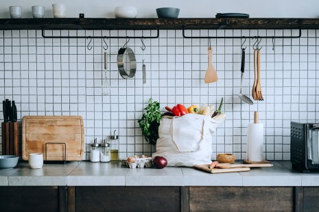 Un sac d'épicerie remplie d'aliments dans la cuisine